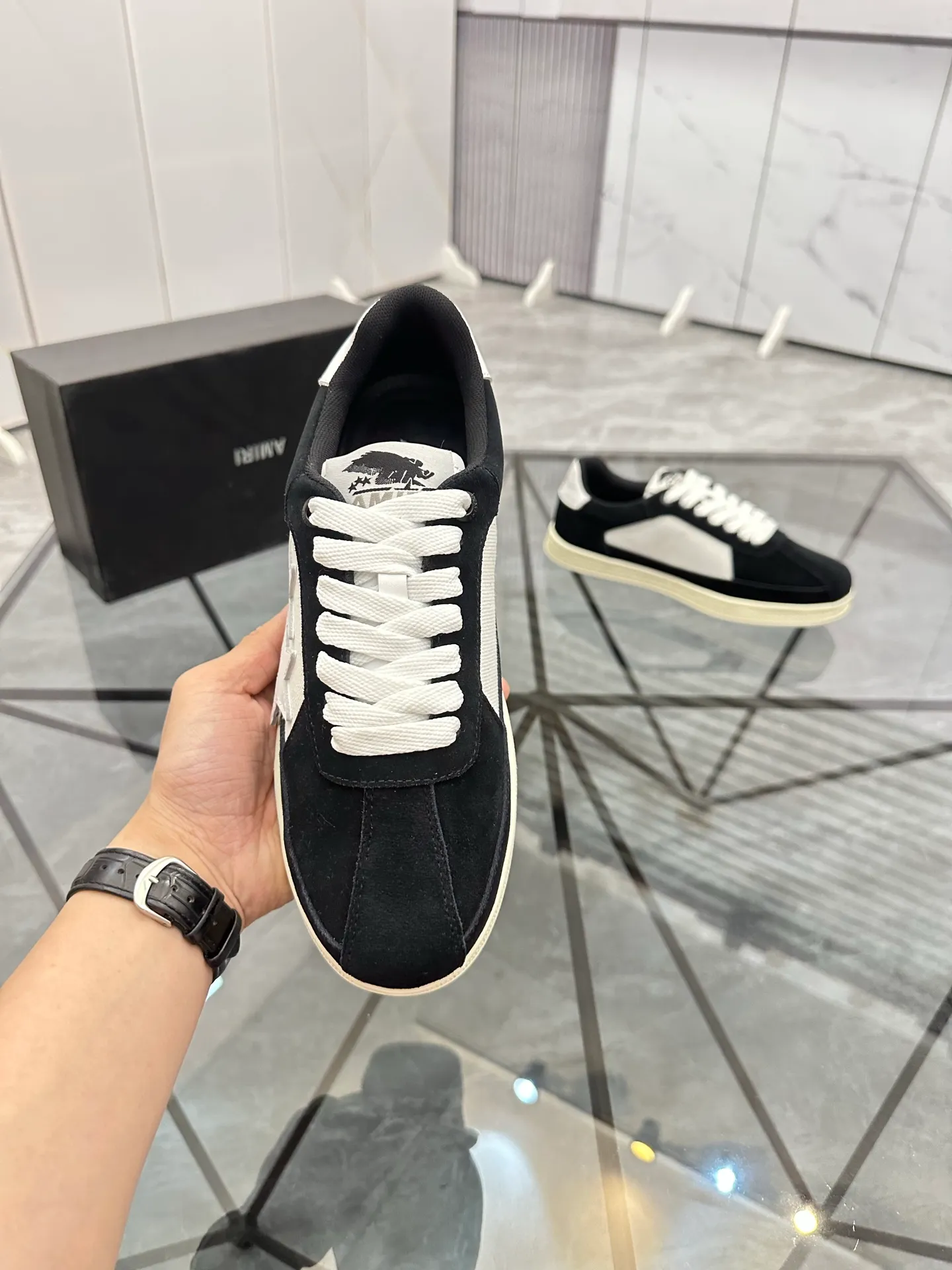 Men's shoes: 💰P420¥ Product trademark: AMIRI* "Amir*" low-top casual shoes Regular size: 38-45 (can be customized to 46) Product material: imported nubuck leather upper, breathable lining, original outsole. Number: 001